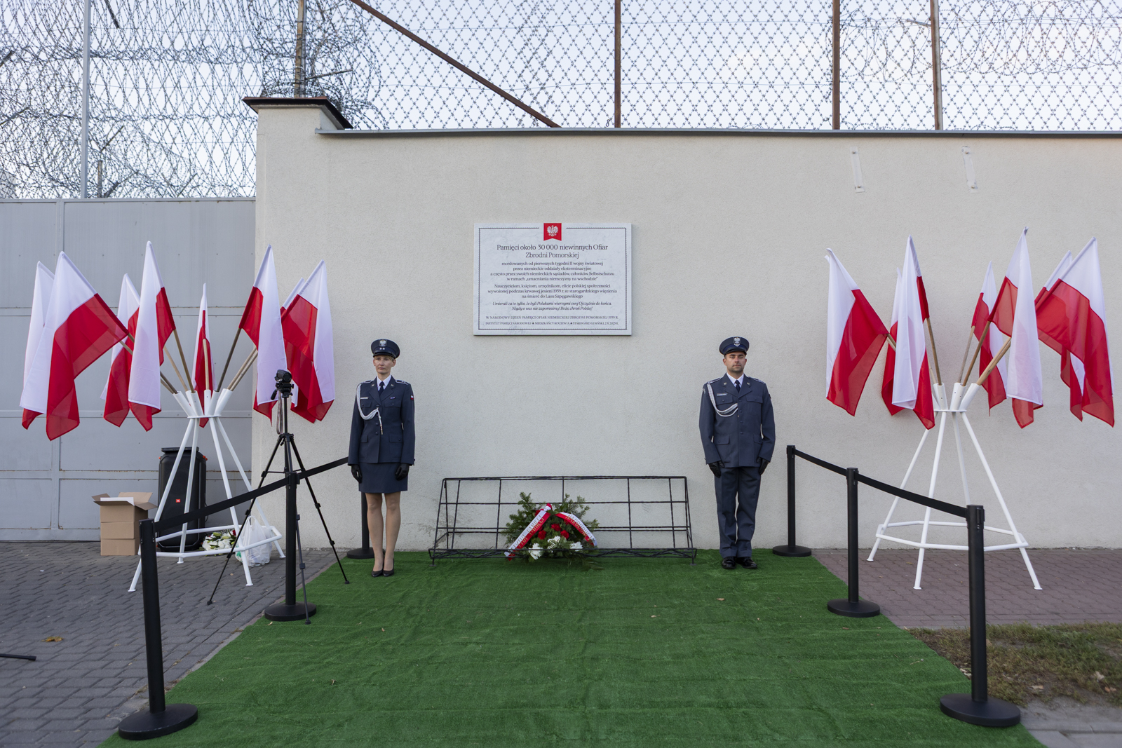 Poświęcona ofiarom niemieckiej zbrodni pomorskiej tablica pamiątkowa znajduje się na murze Aresztu Śledczego w Starogardzie Gdańskim