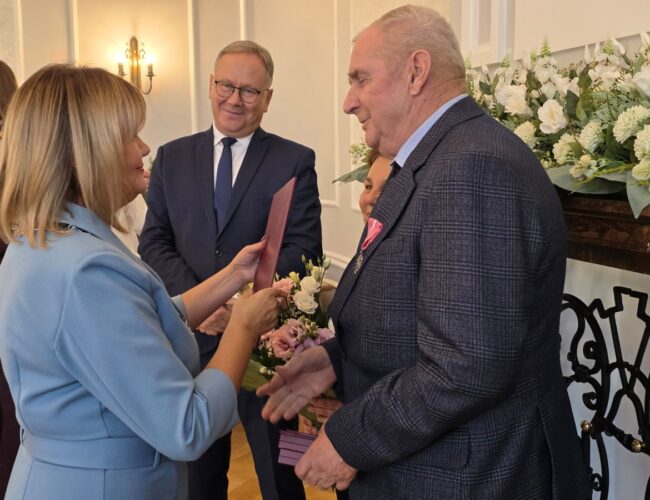 „Nigdy nie przestawaj kochać, a życie nigdy nie przestanie być piękne.” Kolejne wspaniałe jubileusze pożycia małżeńskiego
